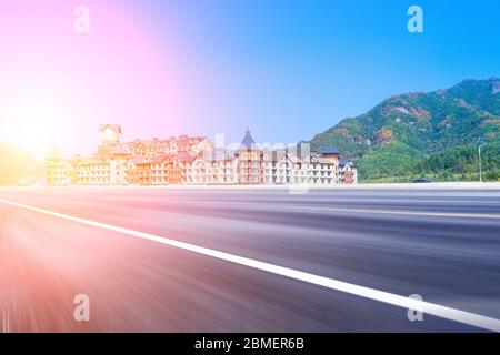 Europäische Burg Gebäude und Asphalt Autobahn unter blauen Himmel Berg. Stockfoto