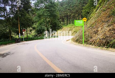 Hintergrund Material der Asphaltstraße in Naturwald, Straße der Automobil-Werbung. Stockfoto