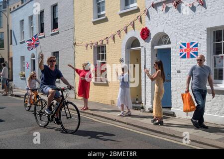 VE Day 75 Jahrestag Straßenparty Feiern zur Feier von 75 Jahren seit dem Ende des Zweiten Weltkriegs. Soziale Distanzierung während der Coronavirus-Pandemie. Fulham, London, Großbritannien, 8. Mai 2020. HOMER SYKES Stockfoto