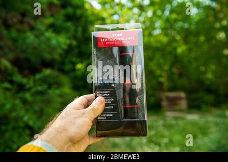 Paris, Frankreich - 24. Apr 2020: Man Hand POV persönliche Perspektive auf neue Verpackung mit Stier Deutsche Taschenlampe mit LED-Licht Stockfoto