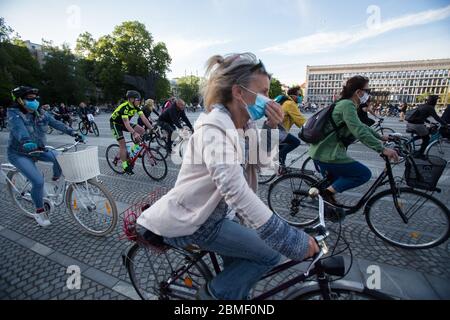 Ljubljana, Slowenien, 8. Mai 2020: Tausende Menschen auf dem Fahrrad protestieren gegen die Regierung in der Krise des Coronavirus. Nach Enthüllungen der Korruption in der Regierung von Janez Janša und Vorwürfen ihrer undemokratischen Herrschaft fuhren 5000 Menschen im Zeichen des Protests durch Regierungsgebäude mit dem Fahrrad. Stockfoto