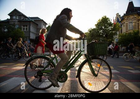 Ljubljana, Slowenien, 8. Mai 2020: Eine Protestierende fährt während eines Anti-Regierungs-Protestes inmitten der Coronavirus-Krise mit dem Fahrrad. Nach Enthüllungen der Korruption in der Regierung von Janez Janša und Vorwürfen ihrer undemokratischen Herrschaft fuhren 5000 Menschen im Zeichen des Protests durch Regierungsgebäude mit dem Fahrrad. Stockfoto