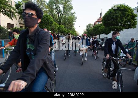 Ljubljana, Slowenien, 8. Mai 2020: Demonstranten, die als vorbeugende Maßnahme Gesichtsmasken tragen, fahren während eines Anti-Regierungs-Protestes inmitten der Coronavirus-Krise mit ihren Fahrrädern. Nach Enthüllungen der Korruption in der Regierung von Janez Janša und Vorwürfen ihrer undemokratischen Herrschaft fuhren 5000 Menschen im Zeichen des Protests durch Regierungsgebäude mit dem Fahrrad. Stockfoto