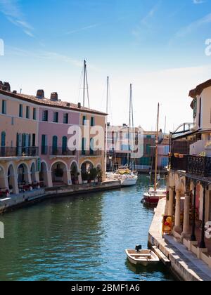 Wasserstraßen in Port Grimaud, Cote d'Azur, Provence, Frankreich Stockfoto