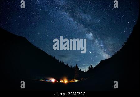 Kolsai Bergsee in und Lagerfeuer auf dem Campingplatz unter nahe Sternenhimmel in Kasachstan Stockfoto