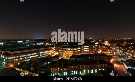 London, England, Großbritannien - 19. Februar 2013: Die medizinischen Schulgebäude des St George's Hospital und der St George's University of London werden nachts in Tootin beleuchtet Stockfoto