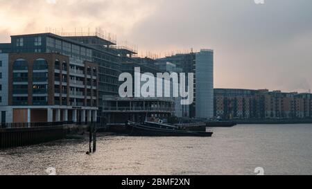 London, England, Großbritannien - 17. Februar 2013: Gerüste und Schotterarbeiten decken neu erbaute Wohngebäude ab, die am Ufer des Flusses Th gebaut werden Stockfoto