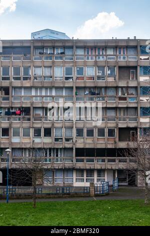 London, England, Großbritannien - 17. Februar 2013: Mitte des 20. Jahrhunderts Hochdichte Brutalist rat Immobilien Plattenblock Wohngebäude von Robin Hood Gardens i Stockfoto