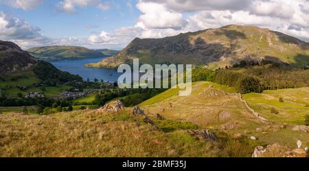 Der Ullswater Lake kurvt durch die Berge des English Lake District bei Glenridding und blickt von den Felsen des Birkhouse Moor auf den See hinunter. Stockfoto