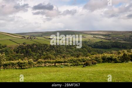 Landwirtschaftlich genutzten Feldern und Moorland oberhalb Heptonstall in der südlichen Pennines Hochland Region von England. Stockfoto