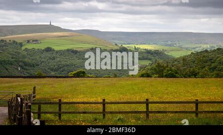 Landwirtschaftlich genutzten Feldern und Moorland oberhalb Heptonstall in der südlichen Pennines Hochland Region von England. Stockfoto