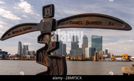 Greenwich, England, Großbritannien - 10. April 2010: Ein gusseiserner Millennium-Milepost markiert den Greenwich Meridian am Thames Path im Osten Londons. Stockfoto