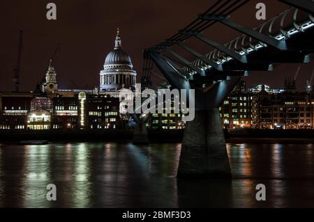 London, England, UK - 9. November 2007: Die St. Paul's Cathedral ist nachts beleuchtet und die Skyline der City of London von der Millennium Bridge auf dem Rive aus betrachtet Stockfoto