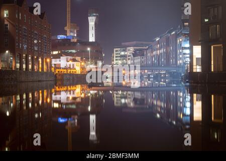 Bristol, England, UK - 1. März 2020: Bürogebäude und Wohngebäude im Viertel Temple Quay spiegeln sich im Wasser von Bristol wider Stockfoto