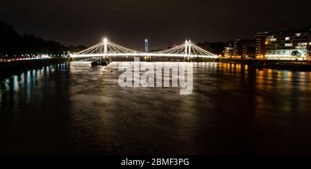 London, England, Großbritannien - 31. Oktober 2013: Die kunstvolle Albert Bridge wird nachts zwischen Chelsea und Battersea an der Themse in West-London beleuchtet. Stockfoto