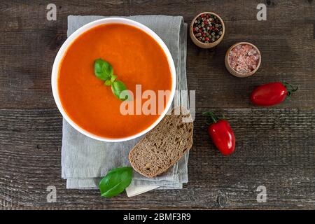 Tomaten-Sahnesuppe auf dem alten Holztisch Stockfoto