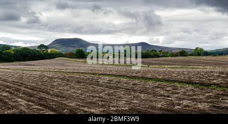 Kommunikationssender und Windturbinen stehen auf dem Hügel CNIC Udais mit Blick auf Ackerland rund um Muir of Ord in der Nähe von Inverness. Stockfoto