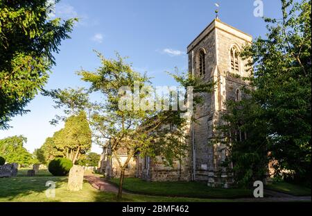 Uckfield, England, UK - 21. August 2013: Abendsonne scheint auf dem Turm der Framfield Kirche im Wealden Bezirk von East Sussex. Stockfoto