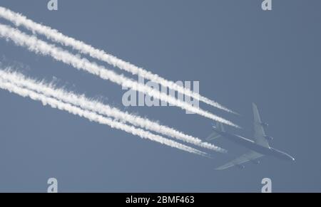 London, Großbritannien. Mai 2020. Am 47. Tag der Sperrung des Coronavirus in Großbritannien überflog eine Boeing 747 VQ-BVB von Silk Way West London mit einer langen Dampfstrecke bei schönem Wetter in der Höhe von Chicago nach Brüssel. Silk Way West ist eine in Privatbesitz befindliche Frachtfluggesellschaft Aserbaidschans. Quelle: Malcolm Park/Alamy Live News. Stockfoto