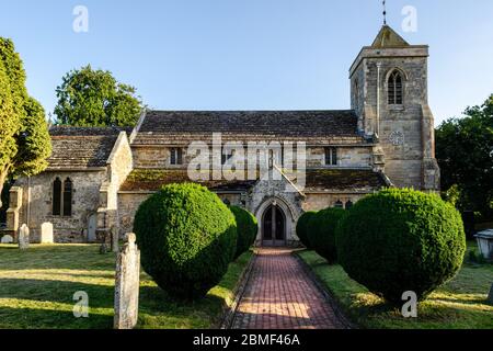 Uckfield, England, Großbritannien - 21. August 2013: Die traditionelle Framfield Kirche und der Kirchhof im Bezirk Wealden in East Sussex. Stockfoto