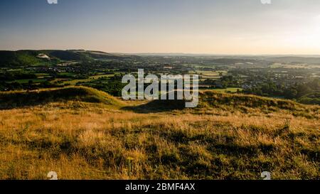 Child Okeford Village, Okeford Hill auf der Dorset Downs Scarp und die Ackerland Felder des Blackmore Vale bilden den Blick von der Eisen-Zeit-Hügel Fort Stockfoto