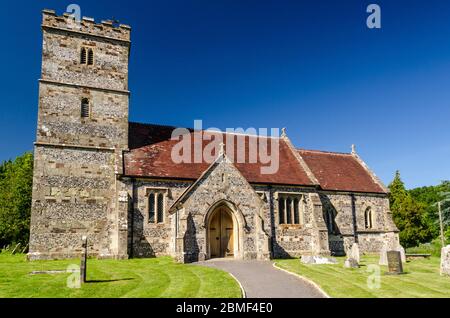 Wimborne Minster, England, Großbritannien - 29. Juni 2013: Sonne scheint auf der traditionellen Pfarrkirche des Dorfes Hinton Martell in East Dorset. Stockfoto