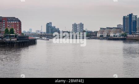 London, England, UK - 18. Juni 2013: Ein spezieller Ausflug-Personenzug überquert die Themse auf der Battersea Railway Bridge der West London Line, Stockfoto