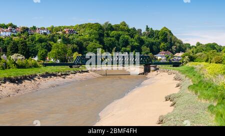 Rye, England, UK - 8. Juni 2013: Die Marschlink-Bahnlinie überquert die Mündung des Flusses Rother auf einer Stahltrassbrücke bei Rye in East Sussex. Stockfoto