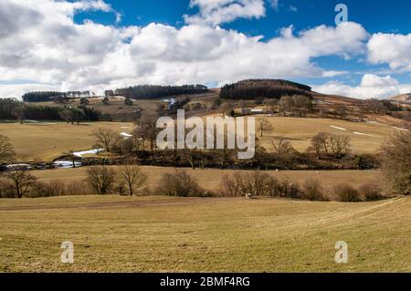 Der Fluss Hodder verläuft durch Felder von Schafweiden unter den sanften Fjälls des Forest of Bowland in Lancashire. Stockfoto