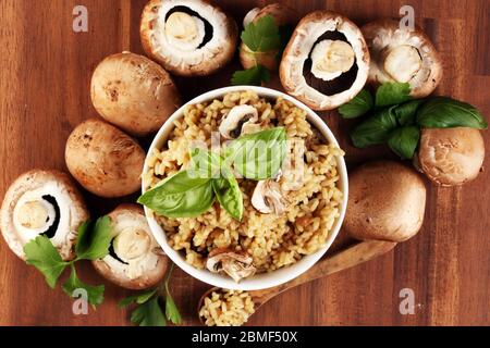 Risotto mit Pilzen, frischen Kräutern und Parmesan in einer Schüssel Stockfoto