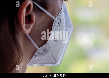 Junge Frau mit einer medizinischen Schutzmaske KN-95. Verhinderung der Ausbreitung von Virus und Epidemie, Schutz Mundfiltermaske. Krankheiten, Grippe Stockfoto