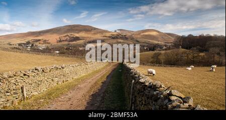 Die schneebedeckten Howgill Fells Hills erheben sich und binden die Stadt Sedbergh im Yorkshire Dales National Park. Stockfoto