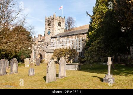 Sedbergh, England, Großbritannien - 31. März 2013: Sonne scheint auf dem Turm der St. Andrew's Pfarrkirche in Sedbergh, Cumbria. Stockfoto