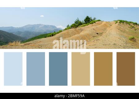 Albanische Naturlandschaft. Sandige Hügel mit Regenwasser-Schild auf dem Boden in einer Farbpalette, mit kostenlosen Farbfeldern Stockfoto