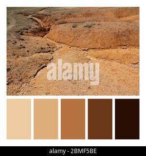 Albanische Naturlandschaft. Sandige Hügel mit Regenwasser-Schild auf dem Boden in einer Farbpalette, mit kostenlosen Farbfeldern Stockfoto