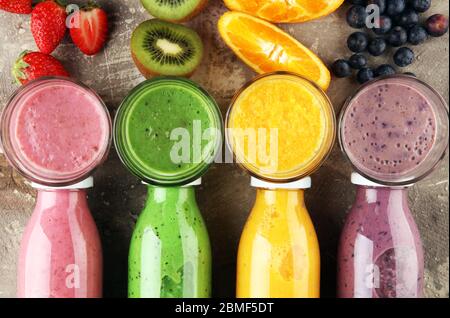 Smoothie-Variation. Gesundes Lifestyle-Konzept. Mehrere Flaschen mit Obst- und Beerensaft Smoothies und Milchshakes Stockfoto