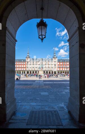 Kunstvolle Architektur gesehen durch den Torbogen in der Calle Mayor, Madrid, Spanien, Europa Stockfoto