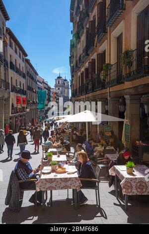 Anzeigen von Al Fresco Restaurants in der Calle de Toledo von der Calle Mayor, Madrid, Spanien, Europa Stockfoto