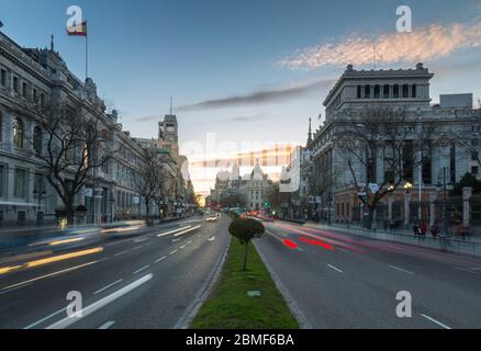 Anzeigen von Trail Lichter auf die Calle de Alcala in der Dämmerung, Madrid, Spanien, Europa Stockfoto