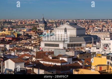 Blick auf das Opernhaus, Teatro Real und Königspalast im Hintergrund sichtbar, Madrid, Spanien, Europa Stockfoto