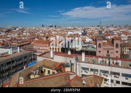 Blick über die Dächer von Madrid von der Plaza del Callao in Richtung Parque Cuarto Deposito, Madrid, Spanien, Europa Stockfoto