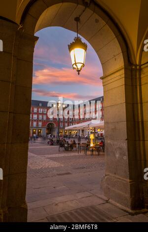 Blick auf Restaurants in Plaza Mayor durch Torbogen in der Abenddämmerung, Madrid, Spanien, Europa Stockfoto