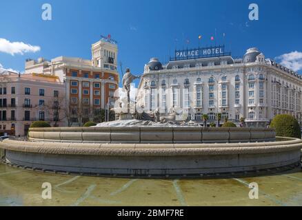 Blick auf den Neptun-Brunnen in Plaza Canovas del Castillo, Madrid, Spanien, Europa Stockfoto