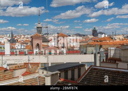 Blick über die Dächer von Madrid von der Plaza del Callao in Richtung Parque Cuarto Deposito, Madrid, Spanien, Europa Stockfoto