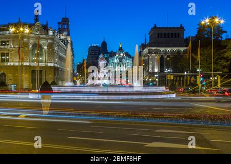 Blick auf Cibeles Brunnen an der Plaza Cibeles bei Dämmerung, Madrid, Spanien, Europa Stockfoto