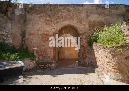 Hauptstadttor bei Badajoz Alcazaba, Extremadura, Spanien. Zweite Tür aus dem Inneren der Zitadelle Stockfoto