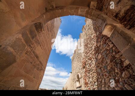 Hauptstadttor in Badajoz, Extremadura, Spanien. Oberer Hufeisenbogen mit westigoth-Scharnierpfosten, wo sich die fehlenden Türpfosten befanden Stockfoto