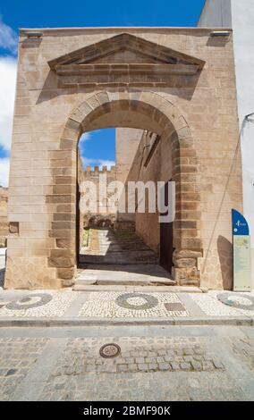 Hauptstadttor bei Badajoz Alcazaba, Extremadura, Spanien. Ausfahrt San Jose Square Stockfoto