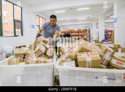 Linyi, Chinas Provinz Shandong. Mai 2020. Mitarbeiter eines Expresslieferunternehmens überprüfen Pakete in einem E-Commerce-Inkubator im Bezirk Lanshan in Linyi, Provinz Shandong, 8. Mai 2020. Kredit: Fan Changguo/Xinhua/Alamy Live News Stockfoto