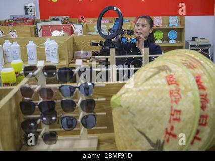 Linyi, Chinas Provinz Shandong. Mai 2020. Ein Livestream-Moderator verkauft Brillen in einem E-Commerce-Inkubator im Bezirk Lanshan in Linyi, Provinz Shandong, 8. Mai 2020. Kredit: Fan Changguo/Xinhua/Alamy Live News Stockfoto